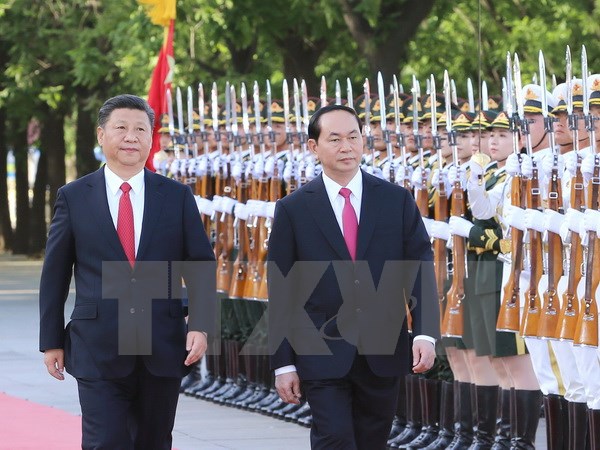 Tổng Bí thư, Chủ tịch nước Trung Quốc Tập Cận Bình và Chủ tịch nước Trần Đại Quang duyệt đội quân danh dự. Ảnh: TTXVN