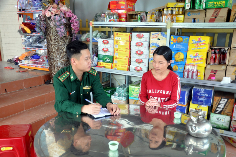 Cán bộ Đồn BP Bắc Sơn nắm tình hình địa bàn tại thôn Lục Phủ, xã Bắc Sơn (TP Móng Cái). 
