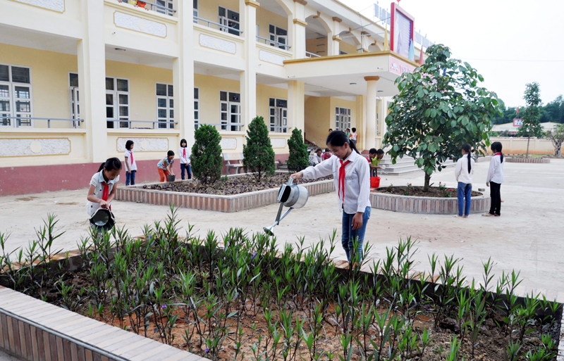 Học sinh Trường Tiểu học Đồng Tâm, xã Đồng Tâm, huyện Bình Liêu tham gia dọn vệ sinh, giữ trường, lớp xanh - sạch - đẹp.