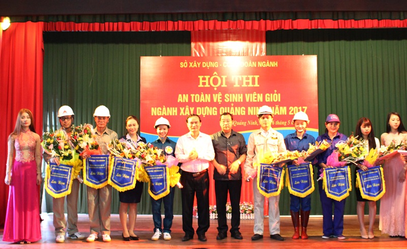 Các đồng chí: Trần Danh Chức, Chủ tịch LĐLĐ tỉnh và Trần Văn Hà, Phó Giám đốc Sở Xây dựng Quảng Ninh tặng hoa chúc mừng, động viên các đội thi.