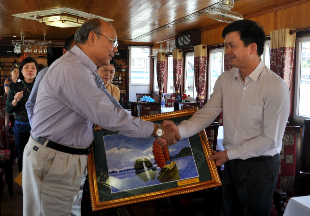 Đồng chí Lê Quang Tùng, Phó Chủ tịch UBND tỉnh tặng Chủ tịch Quốc hội Myanmar bức tranh phong cảnh Vịnh Hạ Long.