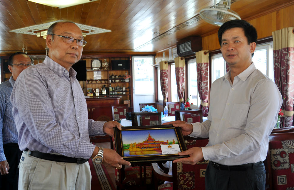 Chủ tịch Quốc hội Myanmar trao quà lưu niệm cho đồng chí Lê Quang Tùng, Phó Chủ tịch UBND tỉnh