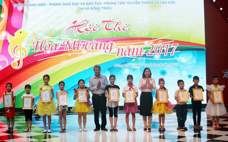 Ban Tổ chức trao giải A cho các trường khối tiểu học.