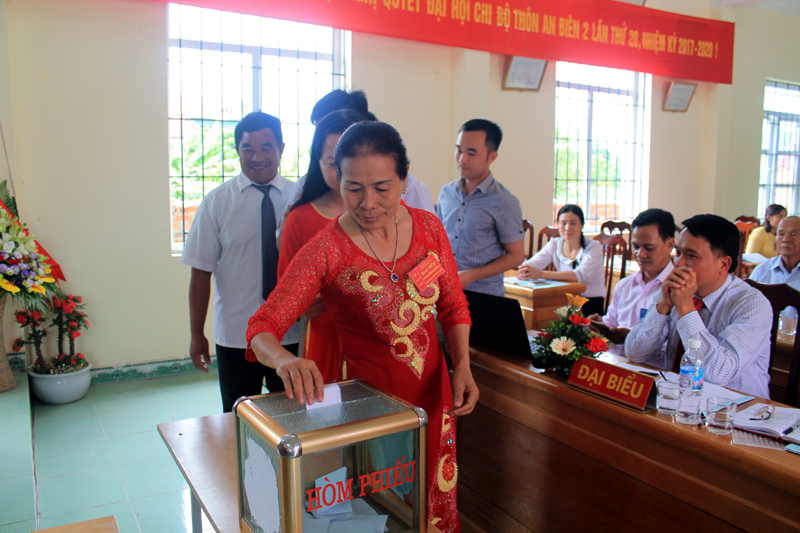 Đại hội Chi bộ thôn An Biên 2, xã Lê Lợi, huyện Hoành Bồ với việc nhất thể hóa chức danh bí thư chi bộ kiêm trưởng thôn.