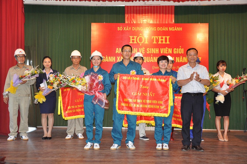 Ban tổ chức hội thi trao giải nhất cho Công ty CP nước sạch Quảng Ninh.