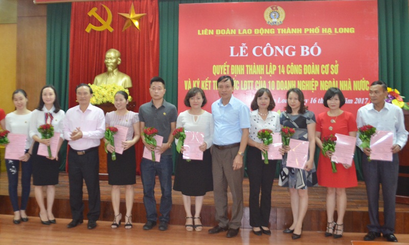 Lãnh đạo LĐLĐ tỉnh và LĐLĐ TP Hạ Long, trao quyết định cho đại diện 14 CĐCS trên địa bàn 