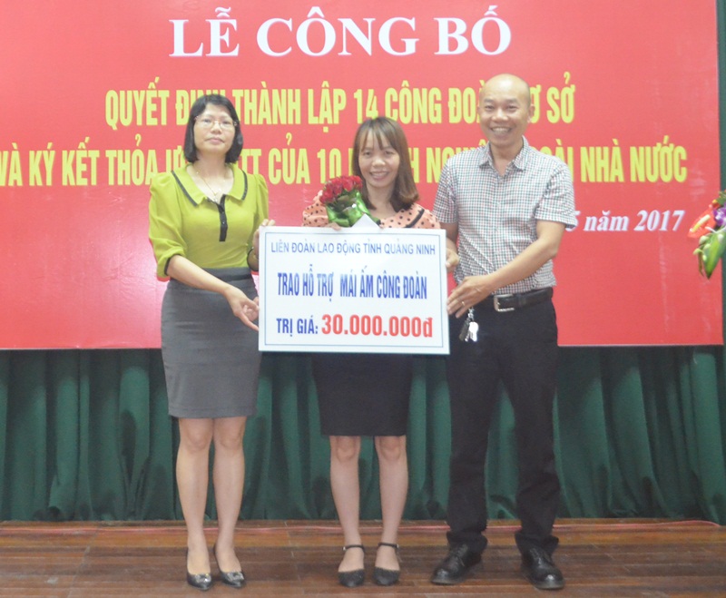 Lãnh đạo LĐLĐ tỉnh trào Mái ấm công đoàn cho chị Hoàng Thị Mai Lan, Trường THCS Đại Yên, TP Hạ Long.