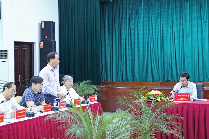 Đồng chí Đặng Thanh Hải, phó Bí thư Đảng ủy, Tổng giám đốc TKV báo cáo tại buổi làm việc.