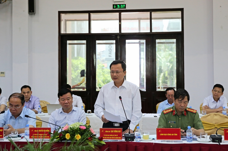 Đồng chí Cao Tường Huy, Trưởng ban Tuyên giáo Tỉnh ủy tham gia ý kiến.