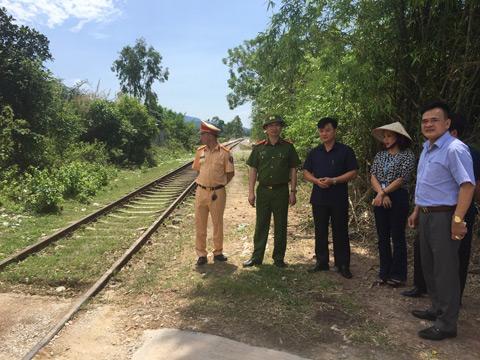 Ban ATGT tỉnh và một số ban, ngành tiến hành công tác kiểm tra công tác đảm bảo hành lang an toàn đường sắt tại TX Quảng Yên 