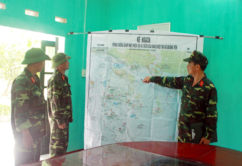 Trung tá Nguyễn Đình Điển trao đổi với CBCS đơn vị về kế hoạch phòng, chống giảm nhẹ thiên tai, tìm kiếm cứu nạn của Ban CHQS thị xã.