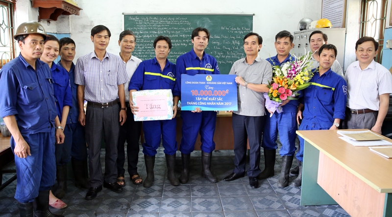 Chủ tịch Công đoàn Than - Khoáng sản Việt Nam khen thưởng Phân xưởng Thông gió.