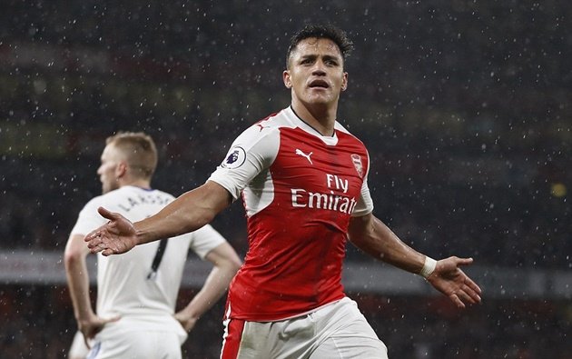  Sanchez tiếp tục là người hùng của Arsenal.