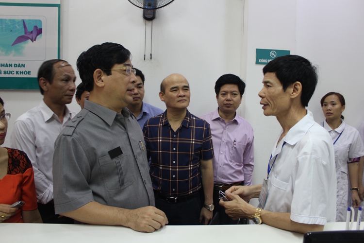 Cục trưởng Cục Quản lý Khám, chữa bệnh Lương Ngọc Khuê đang trao đổi với ông Lê Quang Sơn, Bác sĩ phụ trách chuyên môn của Phòng khám Đa khoa Thiên Tâm. Ảnh: Lê Hảo