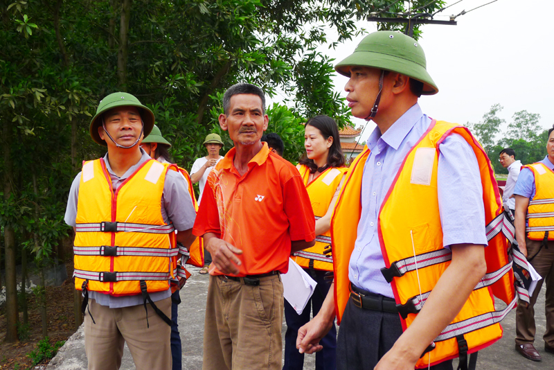 Đồngg chí Vũ Văn Diện, Phó Chủ tịch UBND tỉnh kiểm tra khu vực bờ sông Cầm thuộc địa phận 