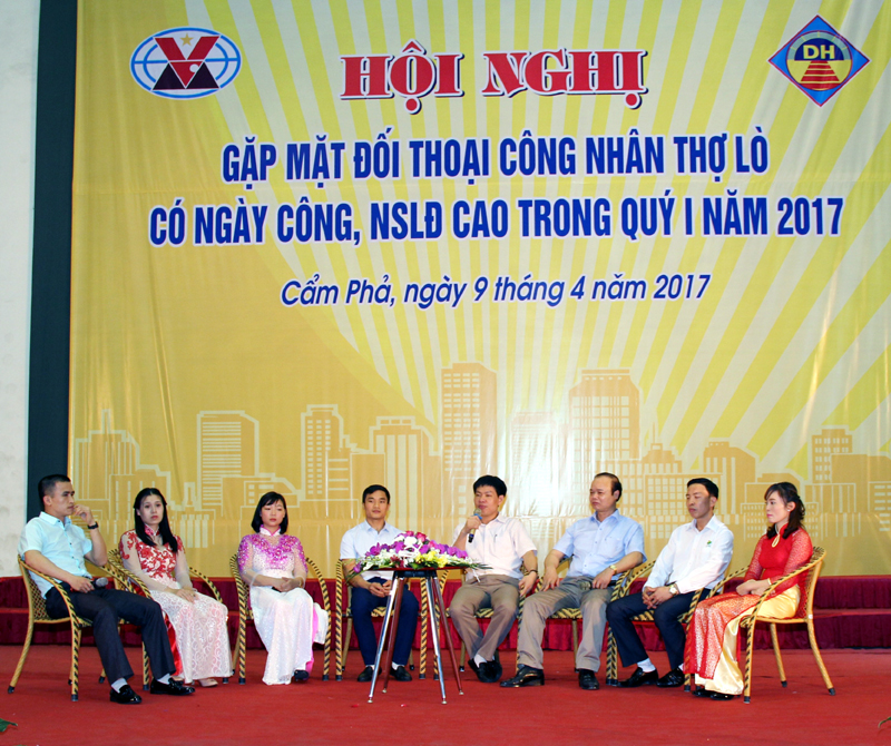 Công ty Than Dương Huy tổ chức gặp mặt, đối thoại công nhân, thợ lò có ngày công, năng suất lao động cao trong quý I-2017.