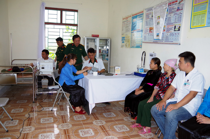 Các y, bác sĩ Lâm trường 27 (Đoàn KT-QP 327) khám, tư vấn sức khoẻ cho người dân xã Hải Sơn, TP Móng Cái.