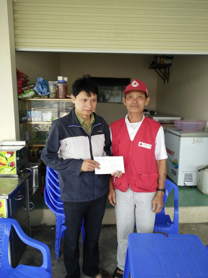 Đại diện Hội CTĐ huyện Cô Tô trao tiền hỗ trợ người nhà gia đình nạn nhân.