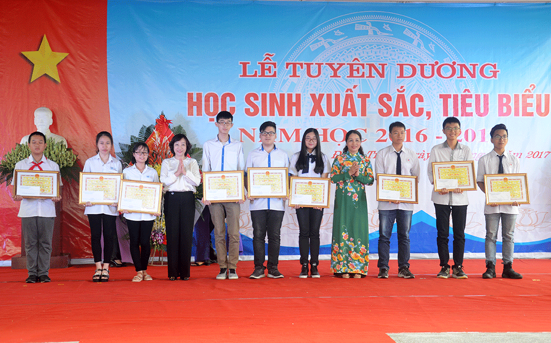 Đồng chí Vũ Thị Thu Thủy, Phó Chủ tịch UBND tỉnh tặng bằng khen của UBND tỉnh cho các học sinh xuất sắc, tiêu biểu năm học 2016-2017