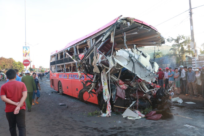 Vụ tai nạn đặc biệt nghiêm trọng khiến 13 người chết, 31 người bị thương. Ảnh: Vũ Di.