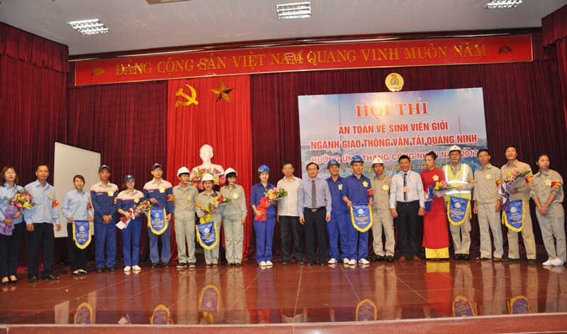 Đồng chí Trần Danh Chức, Chủ tịch LĐLĐ tỉnh và lãnh đạo Sở GTVT, Công đoàn ngành GTVT Quảng Ninh tặng hoa động viên, chúc mừng các đội thi.