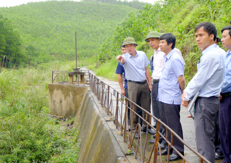 Đồng chí Vũ Văn Diện, Phó Chủ tịch UBND tỉnh kiểm tra tại đập thác Nhoòng Nhà máy nước Đồng Ho (Hoành Bồ)