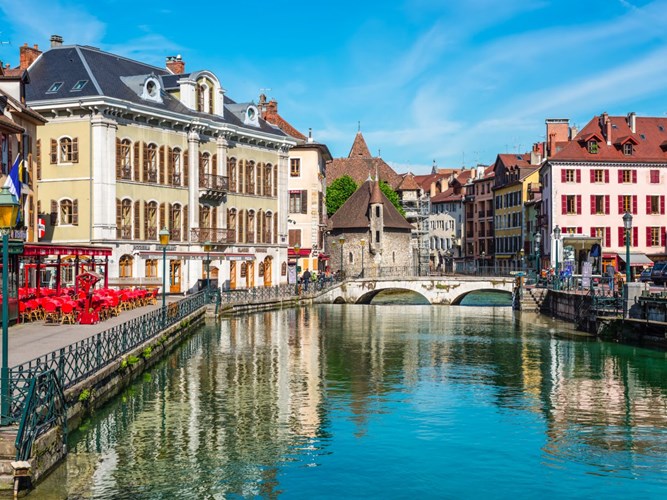  Thành phố Annecy của Pháp gây ấn tượng với du khách bởi những ngôi nhà sơn màu phấn và những quán cà phê ven sông đầy cuốn hút. 