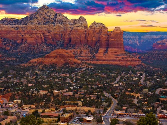  Sedona ở Arizona, Mỹ có tên trong danh sách những thị trấn nhỏ nhất nước Mỹ. Thị trấn này toát lên vẻ đẹp rực rỡ khi những núi đá sa thạch có màu cam và đỏ. Nhiều nhà hàng, khách sạn, các cửa hàng, phòng trưng bày nghệ thuật ở Sedona hấp dẫn du khách không rời. 