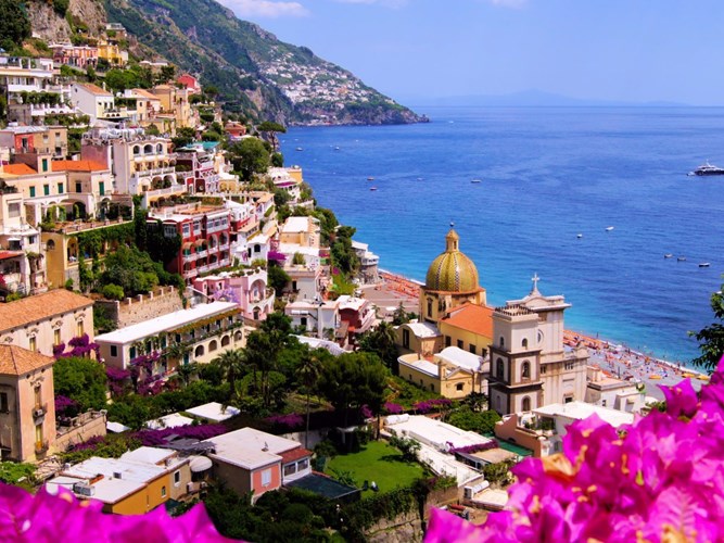 Thị trấn ven biển Positano ở Italy nổi bật với những màu sắc đẹp mắt giữa biển, kiến trúc, bãi cát… Đi bộ xung quanh và khám phá các cửa hàng thời trang, nhà hàng sang trọng, đường phố đầy màu sắc là lựa chọn lý tưởng đối với du khách. 