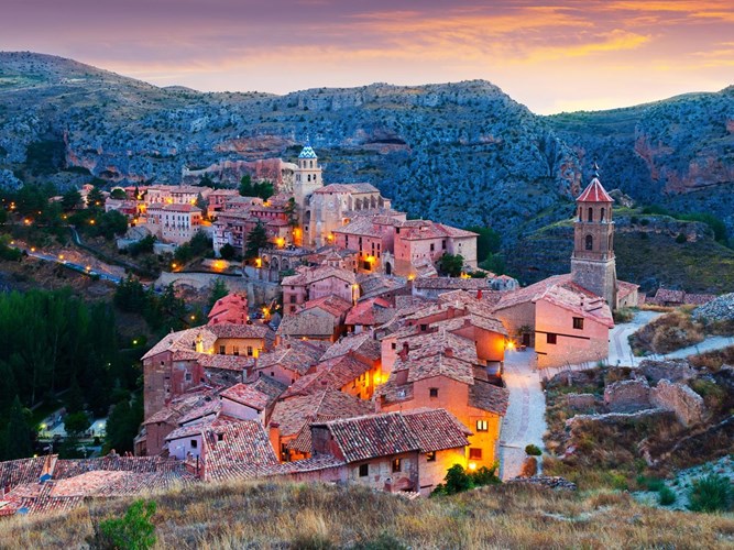  Albarracin là thị trấn nằm trong tỉnh Teruel, Aragon, Tây Ban Nha. Khi đến đây, du khách sẽ có cơ hội ngắm nhìn những ngôi nhà gỗ nổi tiếng của thành phố, những bức tường pháo đài cổ kính và đường phố giống như một mê cung. 