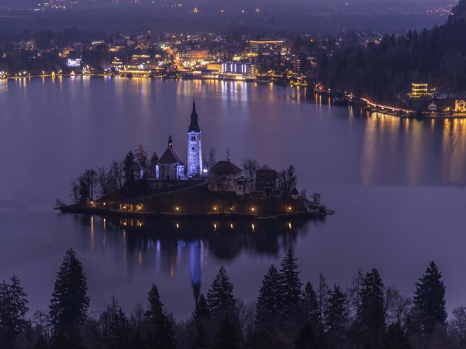  Bled ở Slovenia được bao quanh bởi hồ nước màu xanh ngọc. Địa điểm du lịch này hấp dẫn du khách bởi khung cảnh thiên nhiên tuyệt đẹp và thơ mộng cũng như các hoạt động đi bộ đường dài, đi xe đạp, chèo xuồng… 