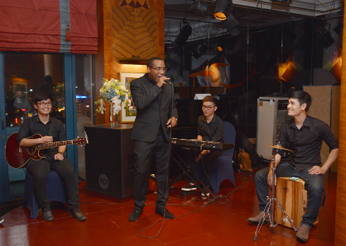 Đại sứ Haiti, Jean Lesly Benoit cháy hết mình với các bài hát jazz trên sân khấu đêm ra mắt CLB.