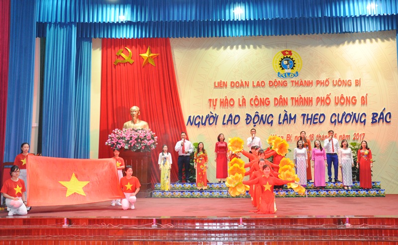 Tiết mục văn nghệ ngôi sao niềm tin-Ngôi sao tất thắng của Công đoàn ngành Giáo dục thành phố Uông Bí chào mừng ngày sinh nhật Bác Hồ.