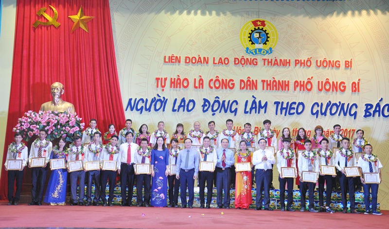 32 công nhân tiêu biểu được UBND TP Uông Bí tuyên dương.
