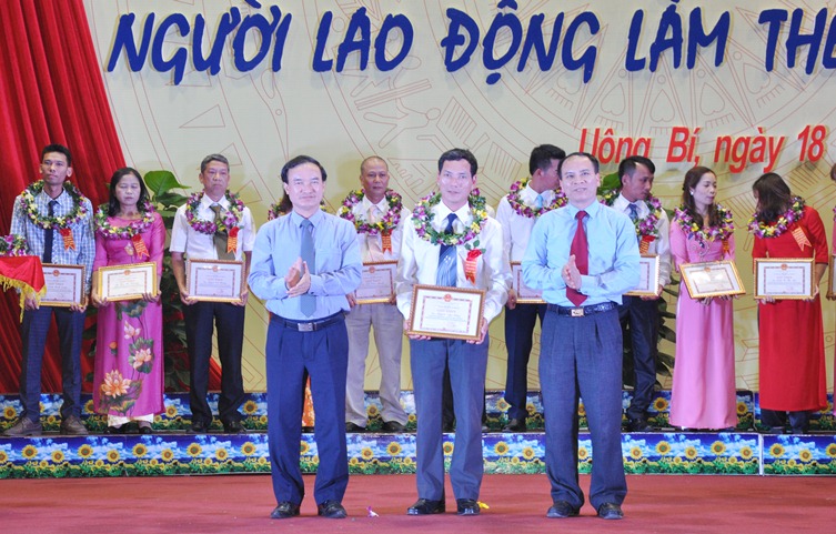 Lãnh đạo LĐLĐ tỉnh và TP Uông Bí trao tặng bằng khen cho các công nhân tiêu biểu.