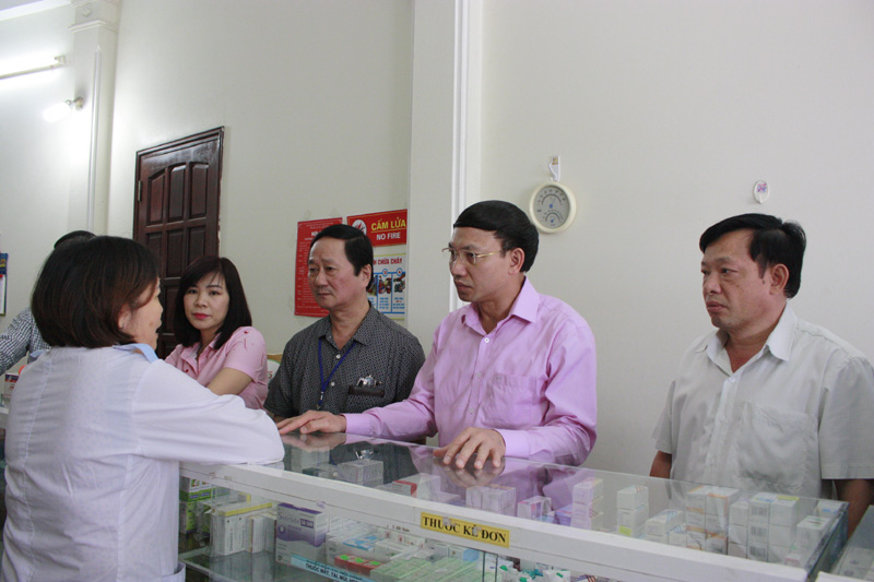 Đoàn tổ chức giám sát việc thu ngân sách tại UBND phường Thanh Sơn (Ảnh CTV) 