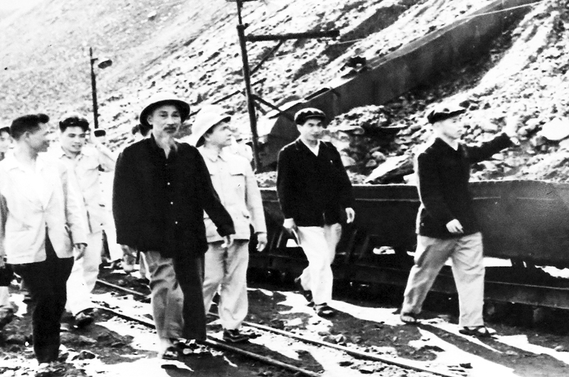 Ngày 30-3-1959, Bác Hồ thăm Công trường khai thác than mỏ Đèo Nai (TP Cẩm Phả).  Ảnh tư liệu