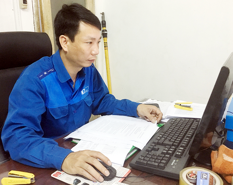 Kỹ sư Bùi Hữu Việt khai báo cung cấp các dịch vụ cho khách hàng trên hệ thống.