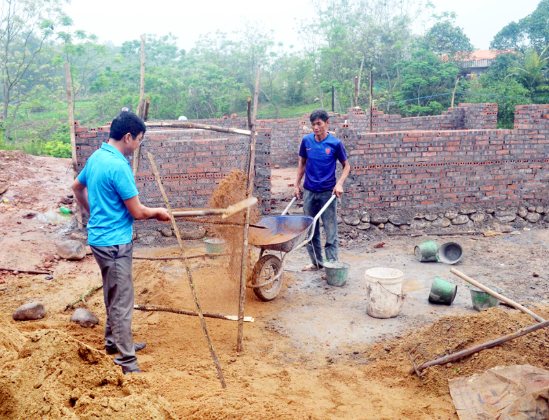 Hộ anh Lý Văn Thảo (thôn Tân Ốc, xã Nam Sơn, huyện Ba Chẽ) đang xây nhà ở mới.