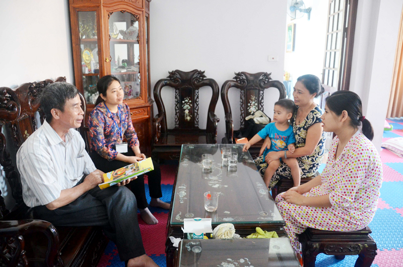 CTV dân số Phạm Đức Hậu (khu 3, phường Quang Trung, TP Uông Bí) tuyên truyền chính sách dân số cho gia đình chị Vũ Thị Thanh Hiên (tổ 9A, khu 3, phường Quang Trung).
