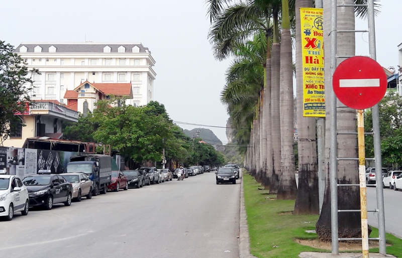 Khu vực đường Đông Bắc (phường Hồng Hải) xe ô tô đỗ thành 2 hàng bất chấp biển cấm. 