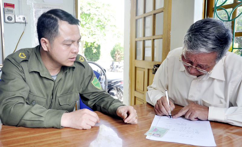 Công an xã Hạ Long hướng dẫn công dân giải quyết các yêu cầu chính đáng liên quan đến ANTT.