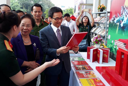 Phó Thủ tướng Vũ Đức Đam, nguyên Phó Chủ tịch nước Nguyễn Thị Doan ghé thăm các gian trưng bày tại Triển lãm. Ảnh: Thùy Dương
