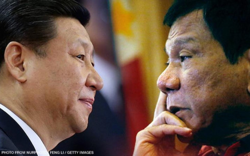 Tổng thống Philippines Duterte (phải) và Chủ tịch Trung Quốc Tập Cận Bình.