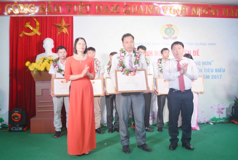 Đồng chí Đỗ Thị Ninh Hường, Phó Chủ tịch LĐLĐ tỉnh và Hoàng Trung Kiên, Phó Ban Quản lý KKT tỉnh trao bằng khen và vòng nguyệt quế cho 15 công nhân tiên tiến tiêu biểu năm 2016