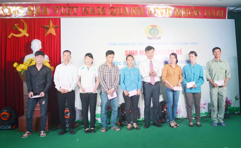 Đồng chí Đặng Văn Chính, Chủ tịch Công đoàn các KCN tỉnh tặng quà cho công nhân lao động có  hoàn cảnh khó khăn.