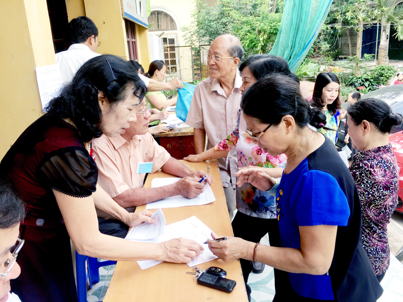 Cán bộ khu phố 7A, phường Hồng Hải hướng dẫn người dân thực hiện các thủ tục bỏ phiếu bầu khu trưởng, nhiệm kỳ 2017-2020. 