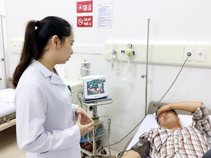 Bác sĩ Nguyễn Thị Thu Phương, Bệnh viện Bãi Cháy trao đổi, hỏi thăm bệnh nhân người nước ngoài cấp cứu tại Bệnh viện. 