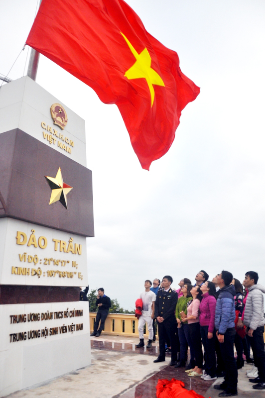 Tuổi trẻ Đoàn Thanh niên Khối các cơ quan tỉnh làm Lễ thượng cờ tại Cột cờ Tổ quốc đảo Trần (huyện Cô Tô).