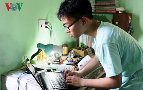 Nam sinh chế tạo “cánh tay robot” Phạm Huy vừa đoạt được giải Ba cuộc thi Khoa học Kỹ thuật quốc tế 2017